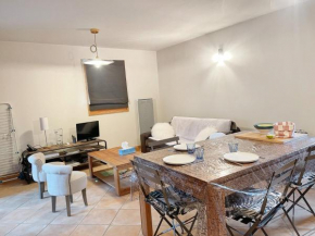 Appartement cosy avec piscine, terrasse et parking, proche du centre et des commodités, arrêt ski-bus à 50m - FR-1-624-149